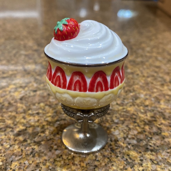 Cooking Club of America trinket box, strawberry banana cram pie. - Picture 2 of 8